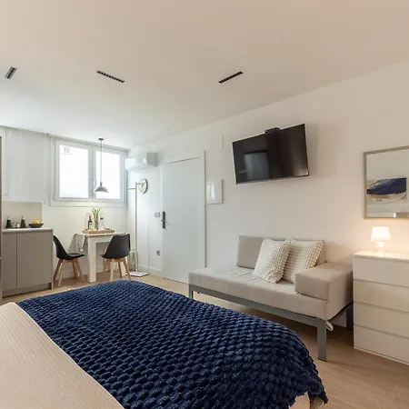 Estudio Moderno Adaptado En El Centro De غيرنيكا إي لونو